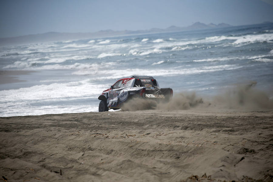 Los pilotos de Toyota Bernhard Ten BrinKe, de Holanda, y Michel Perin, de Francia, compiten durante la quinta etapa del Dakar. 