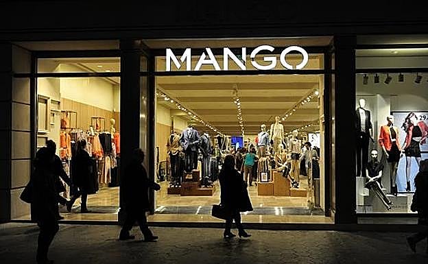 Mango triunfa con su sudadera feminista