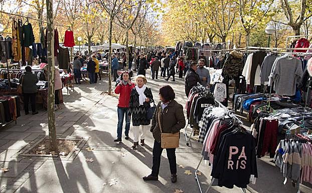 Mercadillo de los domingos en la Avenida de Castilla y León
