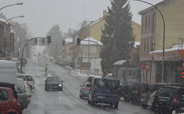 La nieve arrecia este sábado en la travesía de San Rafael, en la provincia de Segovia. 