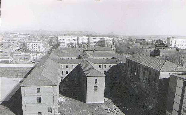 Vista del antiguo Seminario, derribado en agosto de 1970, que ocupaba el solar donde se construyó el Hospital Clínico