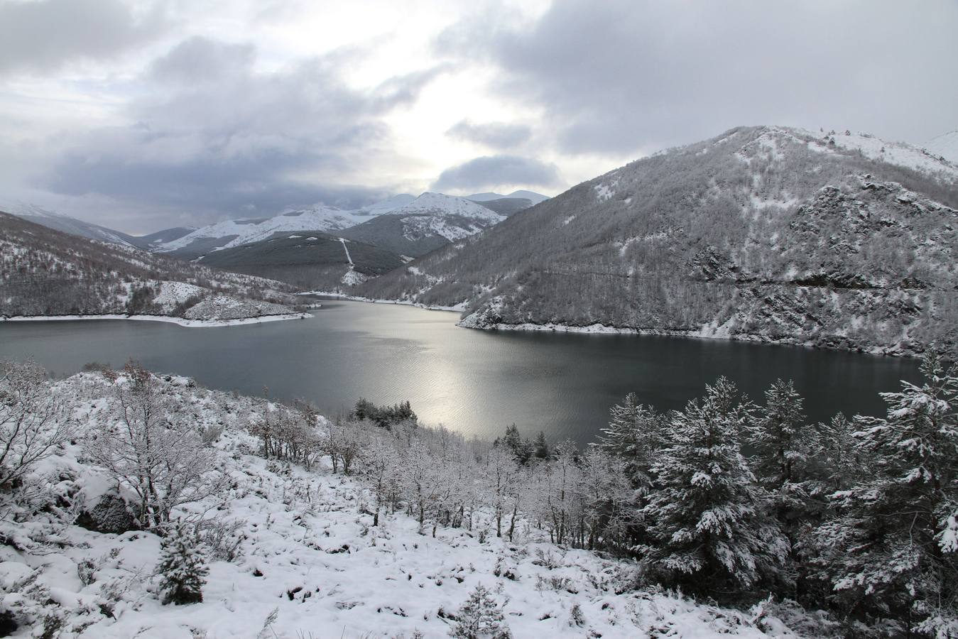 Imagen del embalse de Compuerto en Velilla del Río Carrión (Palencia).