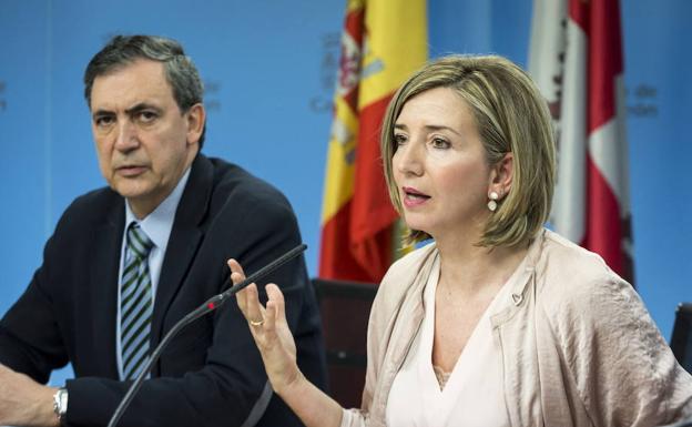 - La consejera de Familia e Igualdad de Oportunidades, Alicia García, junto al secretario general de la Consejería, Jesús Fuertes 