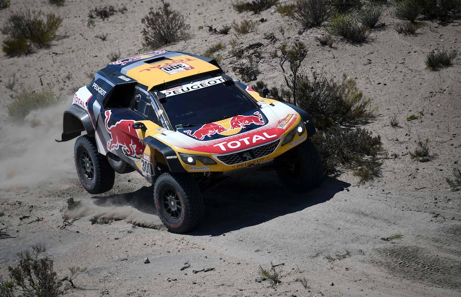 El piloto francés Stephane Peterhansel, de Peugeot, durante la décima etapa del Dakar. 