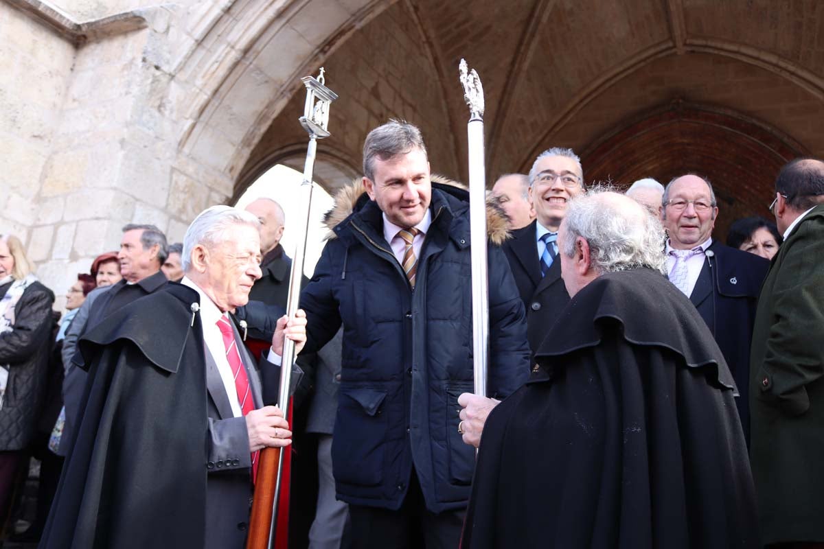 Miles de personas acuden al tradicional reparto de titos de la Cofradía de San Antón en Gamonal