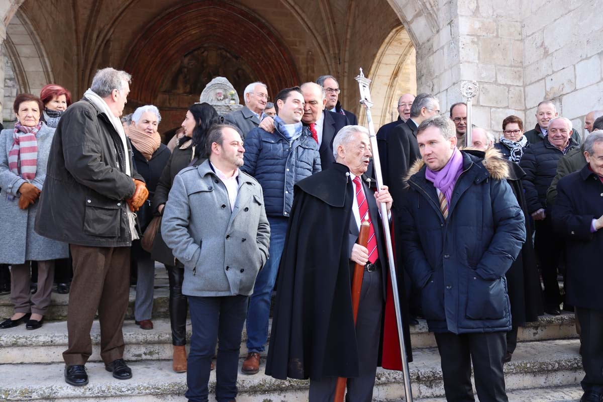 Miles de personas acuden al tradicional reparto de titos de la Cofradía de San Antón en Gamonal