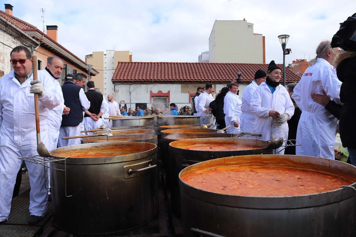 Miles de personas acuden al tradicional reparto de titos de la Cofradía de San Antón en Gamonal