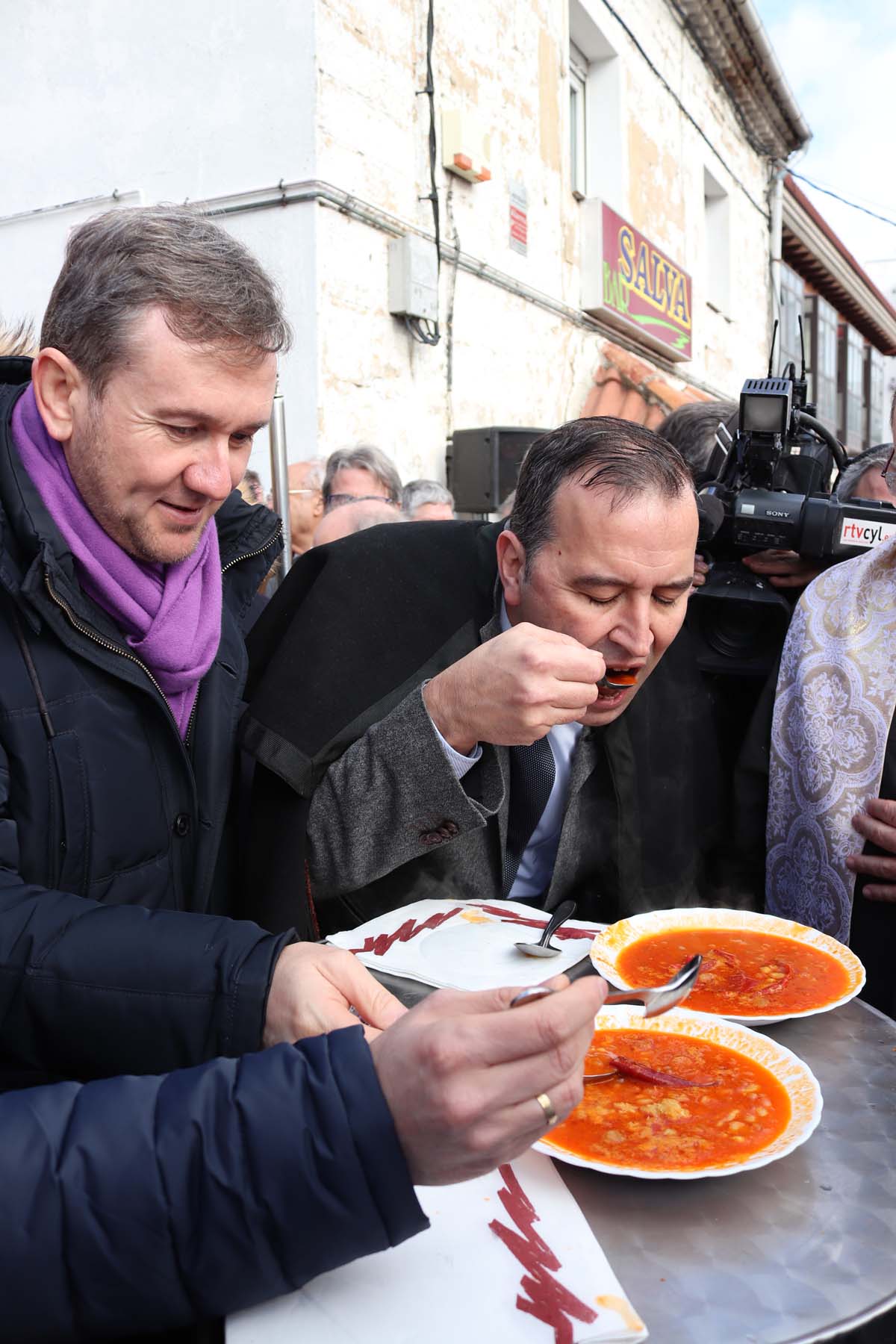 Miles de personas acuden al tradicional reparto de titos de la Cofradía de San Antón en Gamonal