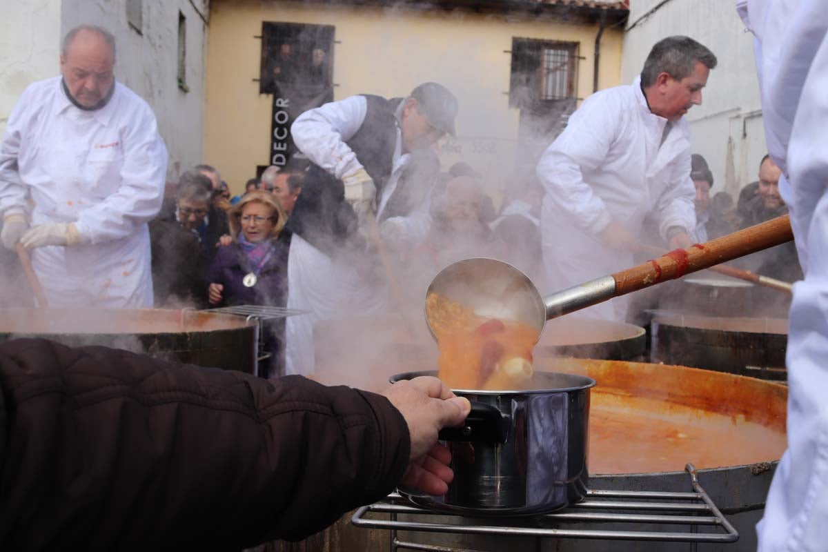 Miles de personas acuden al tradicional reparto de titos de la Cofradía de San Antón en Gamonal