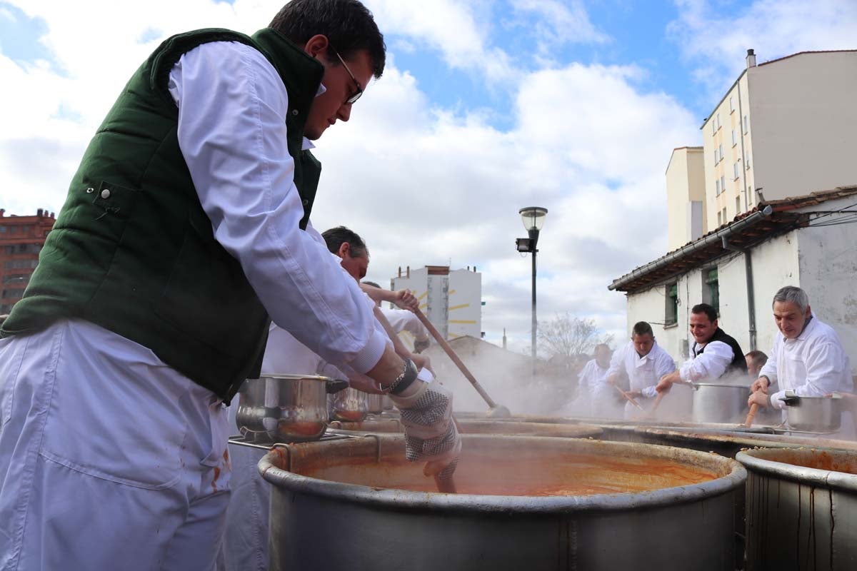 Miles de personas acuden al tradicional reparto de titos de la Cofradía de San Antón en Gamonal