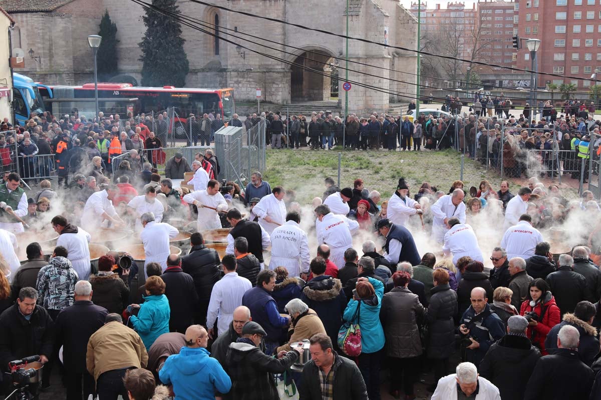 Miles de personas acuden al tradicional reparto de titos de la Cofradía de San Antón en Gamonal