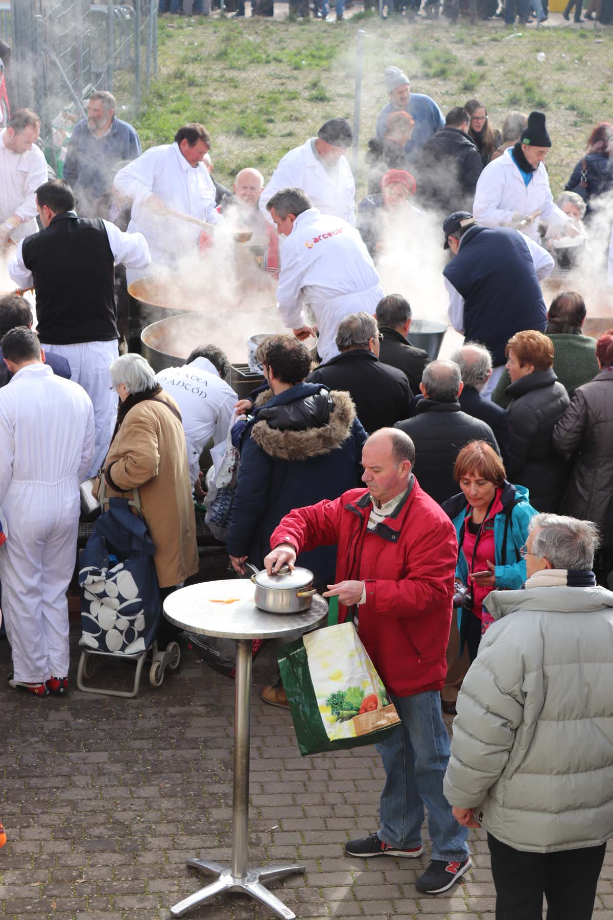 Miles de personas acuden al tradicional reparto de titos de la Cofradía de San Antón en Gamonal