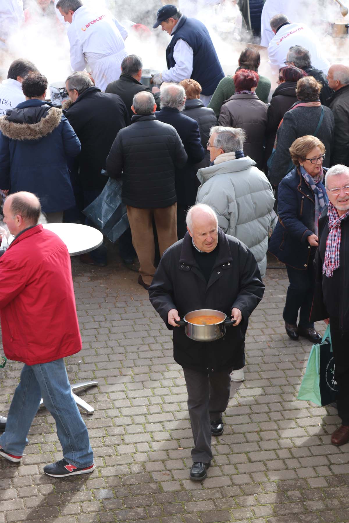 Miles de personas acuden al tradicional reparto de titos de la Cofradía de San Antón en Gamonal