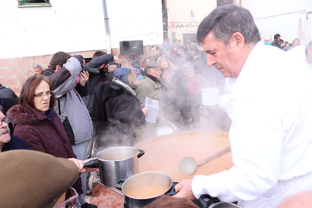 Miles de personas acuden al tradicional reparto de titos de la Cofradía de San Antón en Gamonal