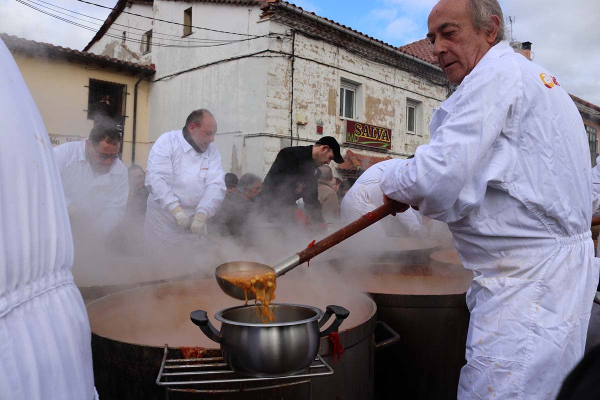 Miles de personas acuden al tradicional reparto de titos de la Cofradía de San Antón en Gamonal