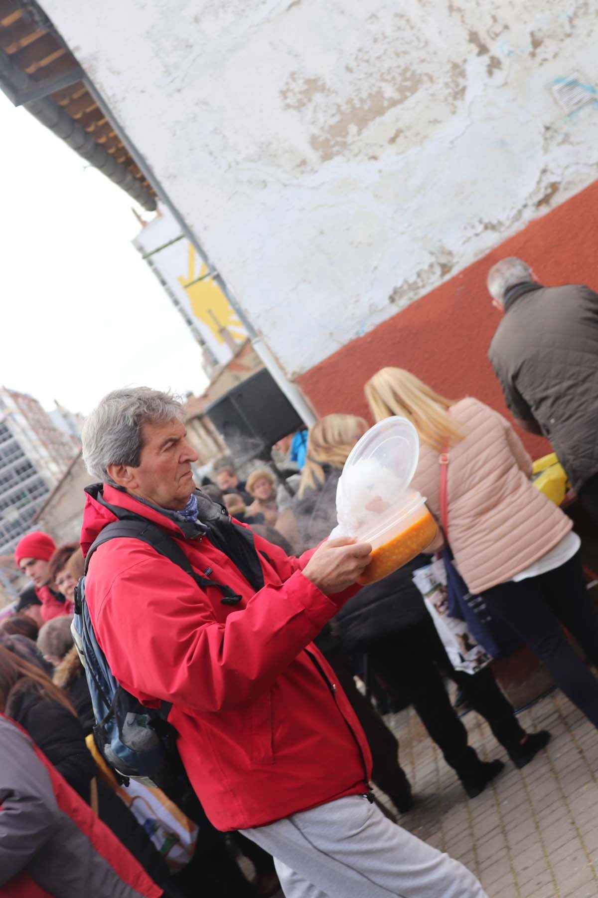 Miles de personas acuden al tradicional reparto de titos de la Cofradía de San Antón en Gamonal