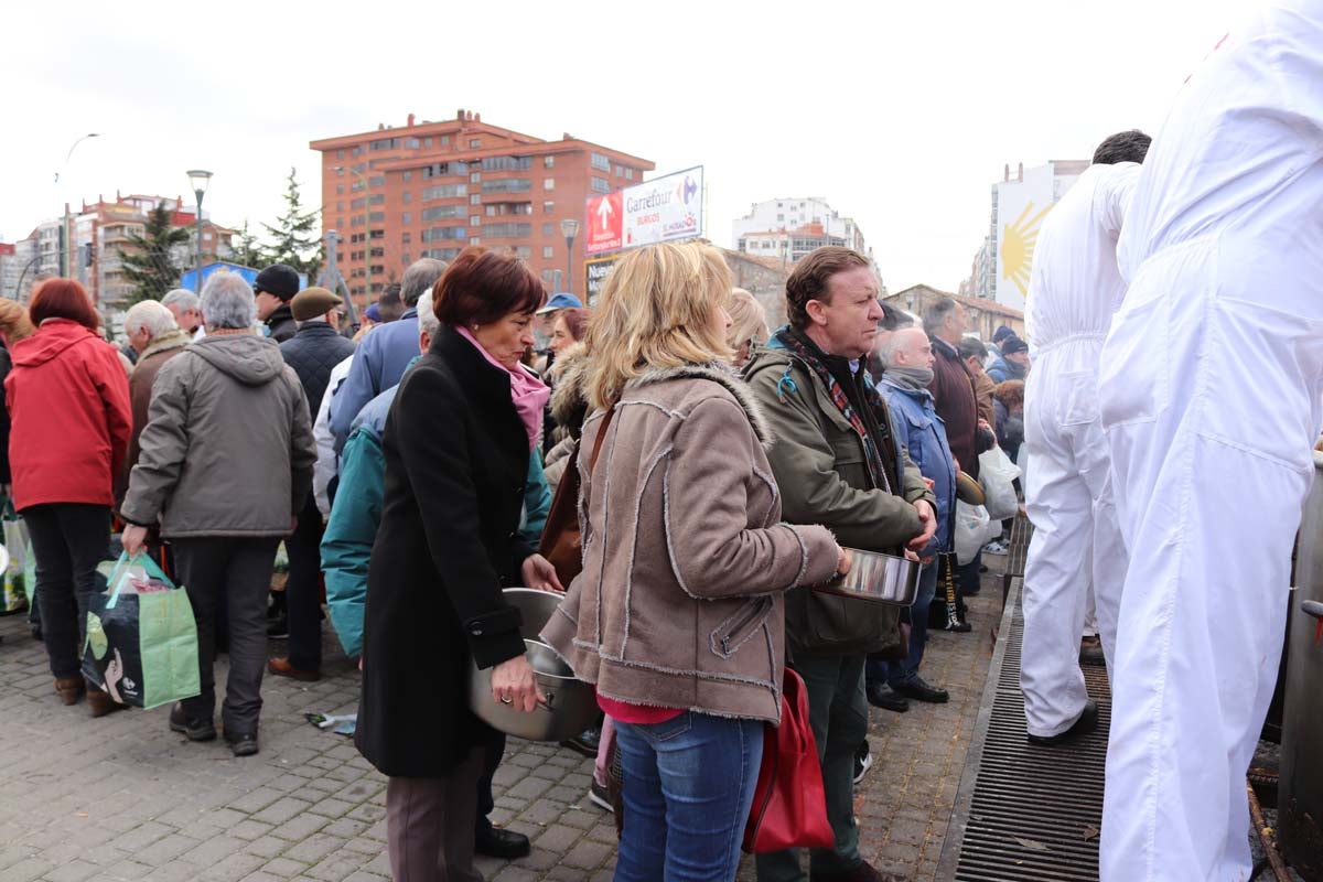 Miles de personas acuden al tradicional reparto de titos de la Cofradía de San Antón en Gamonal