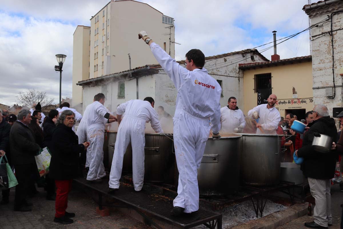 Miles de personas acuden al tradicional reparto de titos de la Cofradía de San Antón en Gamonal