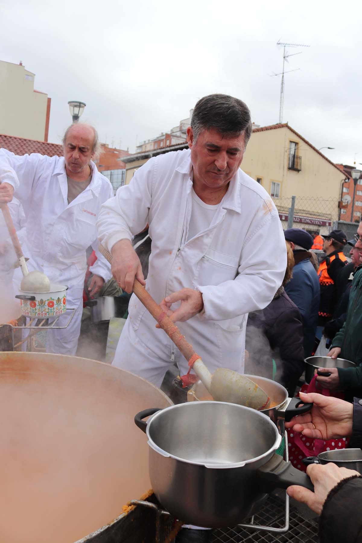 Miles de personas acuden al tradicional reparto de titos de la Cofradía de San Antón en Gamonal