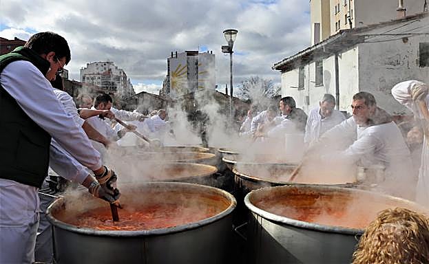 Los cofrades reparten los titos a los burgaleses
