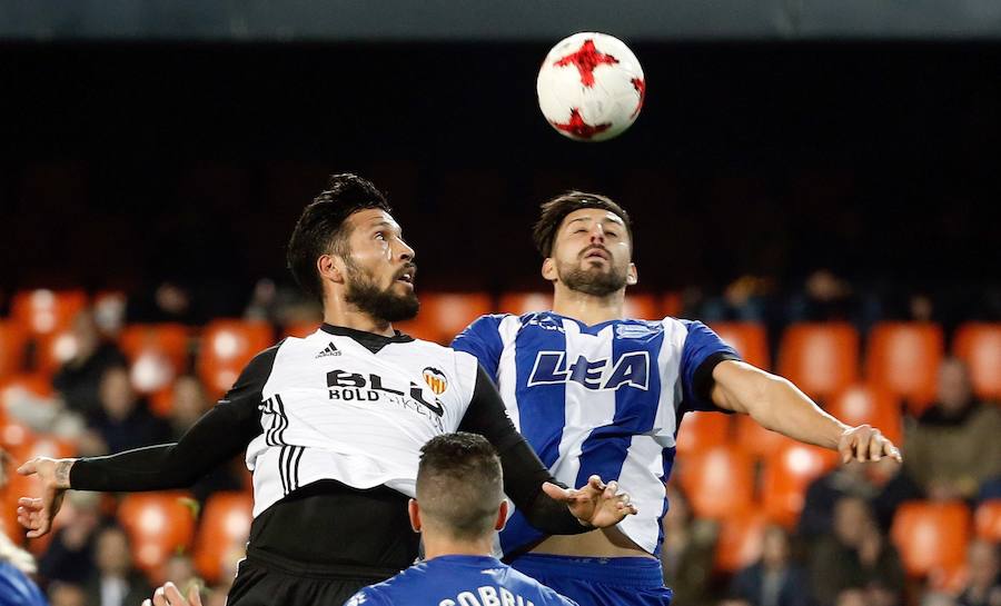 Guedes y Rodrigo sellaron una remontada del Valencia ante el Alavés en Copa del Rey ayudada por un error del portero Sivera y la expulsión de Diéguez.