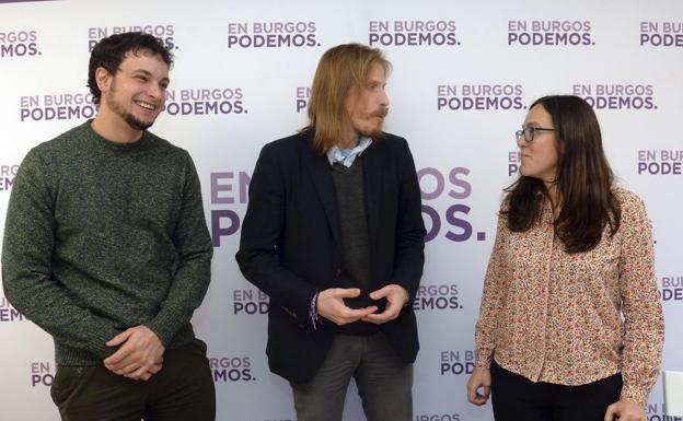 Pablo Fernández, acompañado por Félix Díez y Laura Domínguez