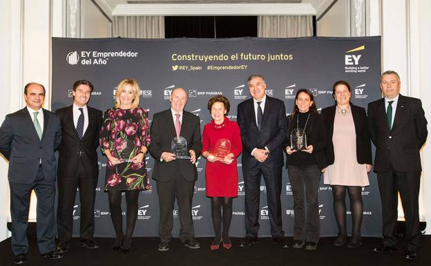 Teresa Rodríguez y Juan Miguel Martínez Gabaldón, en el centro, junto al resto de finalistas.