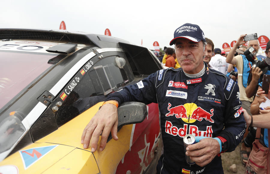 Carlos Sainz posa con su Peugeot momentos después de proclamarse campeón.