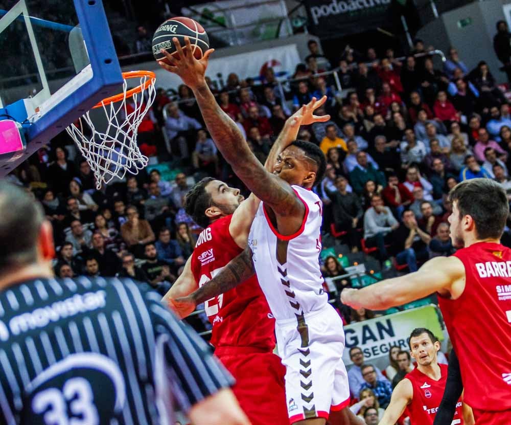 Deon Thompson volvió a ser un referente bajo el aro