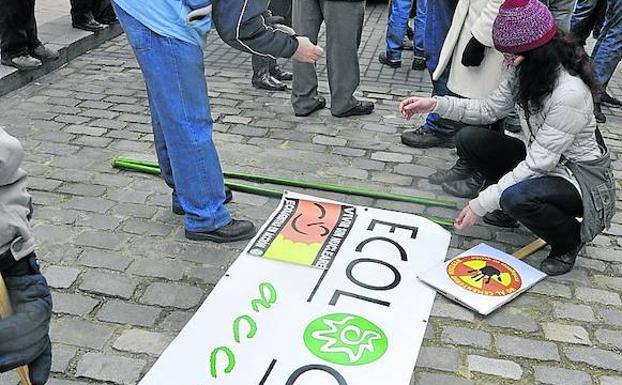 Miembros de Ecologistas preparan una pancarta antes de una manifestación. 