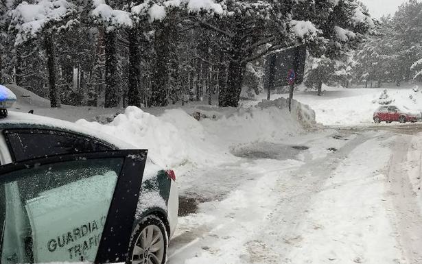 Vehículo de la Guardia Civil en Navafría. 