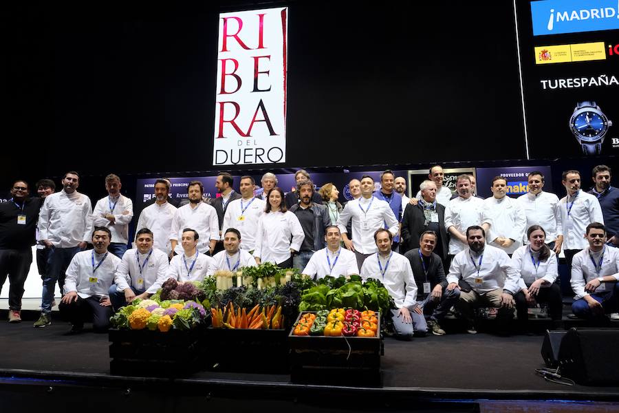 La organización, autoridades y chefs, en una fotografía de familia.