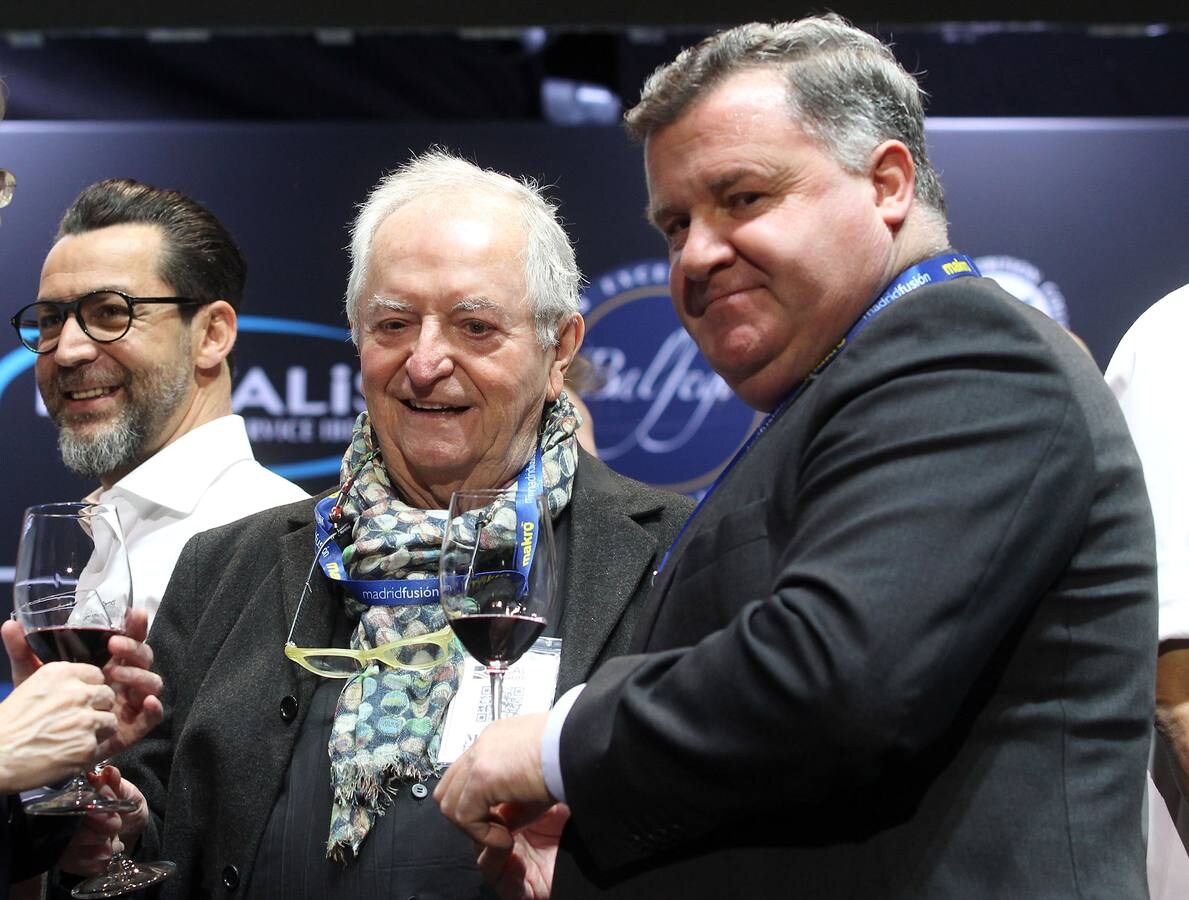 Inauguración de Madrid Fusión con un Brindis promoción Ribera del Duero. En la imagen de (I a D), los cocineros Quique Dacosta y Juan María Arzak junto al presidente del Consejo Regulador Ribera del Duero, Enrique Pacual.