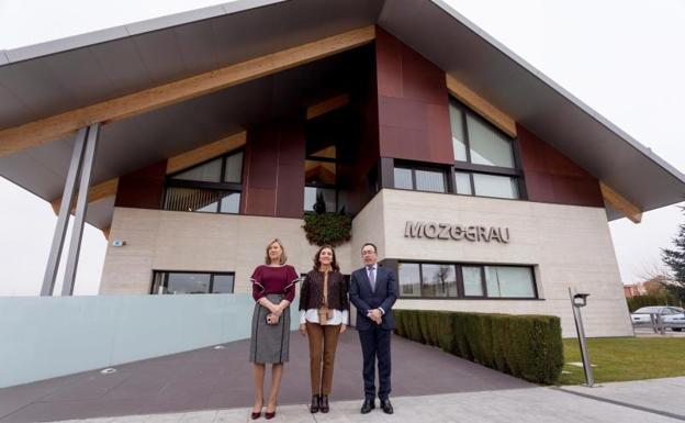 La consejera Pilar del Olmo, junto a la secretaria de Estado de I+D+i, Carmen Vela (centro), y el presidente de la empresa Mozo-Grau, Fernando Mozo.