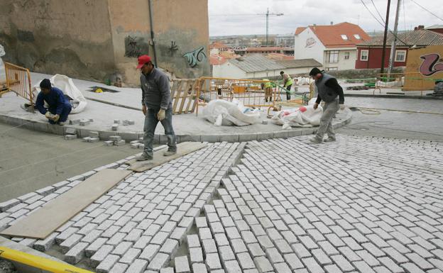 Trabajadores extranjeros en una obra en Zamora. 