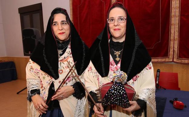 Las alcaldesas de Zamarramala, Esther de Andrés (izquierda) y su hermana Elena. 