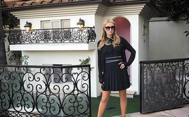 Paris Hilton junto a la 'mansión' construida para sus perros. 