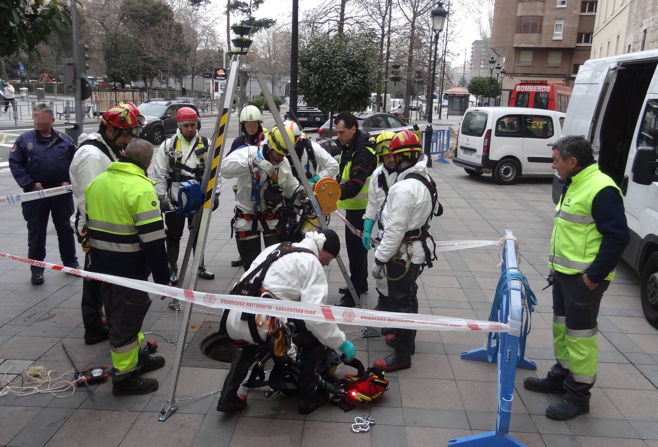 Bomberos, policías y técnicos inspeccionan el tramo del siglo XIX del ramal norte del río | El Ayuntamiento estudia abrir al público las bóvedas histórica en este trazado