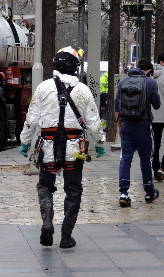 Bomberos, policías y técnicos inspeccionan el tramo del siglo XIX del ramal norte del río | El Ayuntamiento estudia abrir al público las bóvedas histórica en este trazado