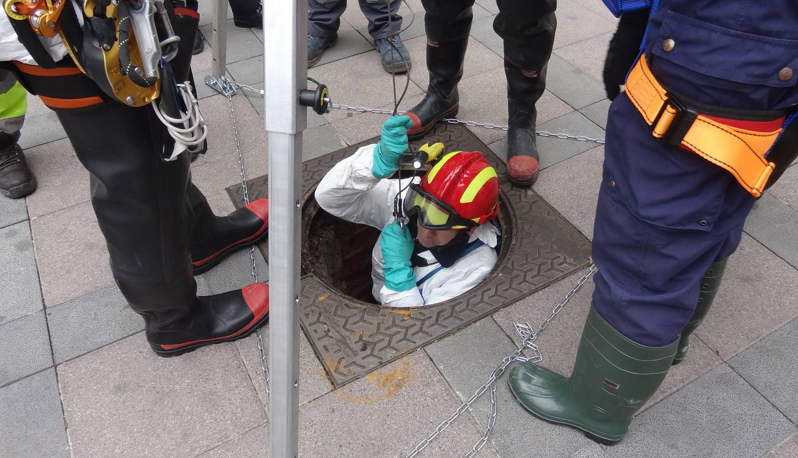 Bomberos, policías y técnicos inspeccionan el tramo del siglo XIX del ramal norte del río | El Ayuntamiento estudia abrir al público las bóvedas histórica en este trazado