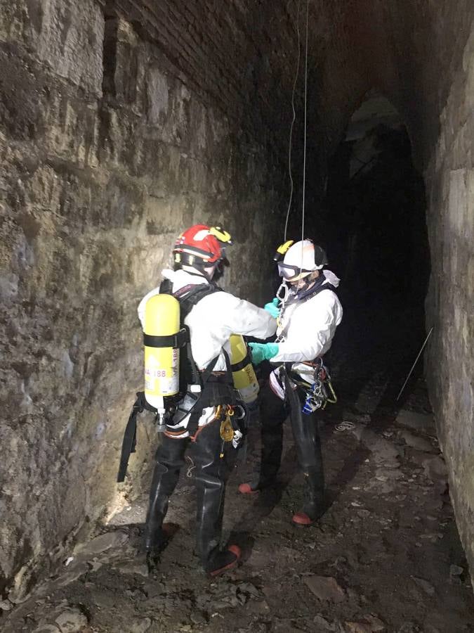 Bomberos, policías y técnicos inspeccionan el tramo del siglo XIX del ramal norte del río | El Ayuntamiento estudia abrir al público las bóvedas histórica en este trazado