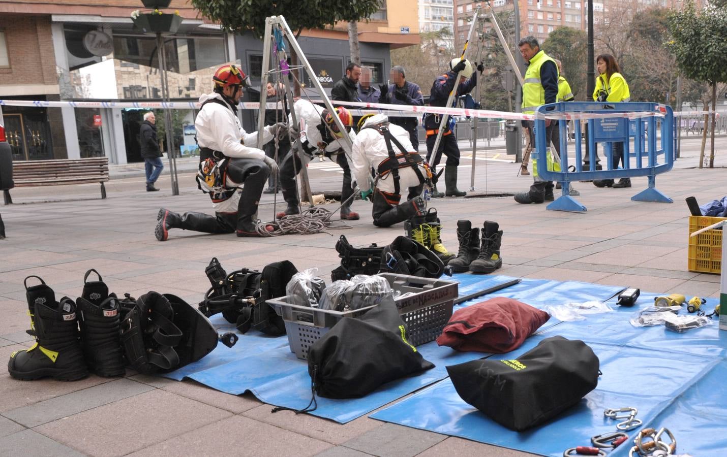 Bomberos, policías y técnicos inspeccionan el tramo del siglo XIX del ramal norte del río | El Ayuntamiento estudia abrir al público las bóvedas histórica en este trazado