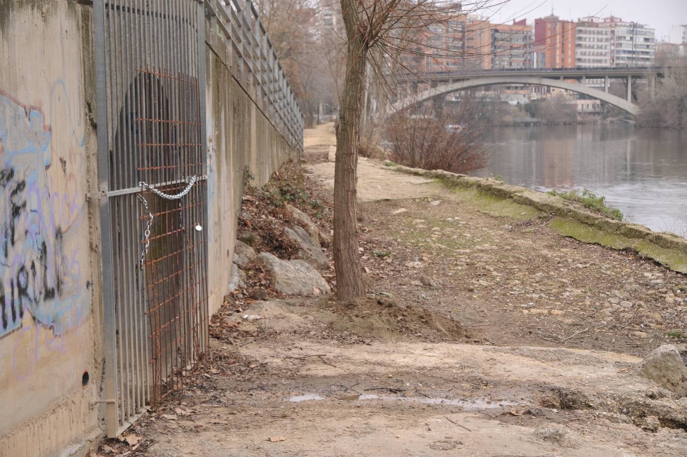 Bomberos, policías y técnicos inspeccionan el tramo del siglo XIX del ramal norte del río | El Ayuntamiento estudia abrir al público las bóvedas histórica en este trazado