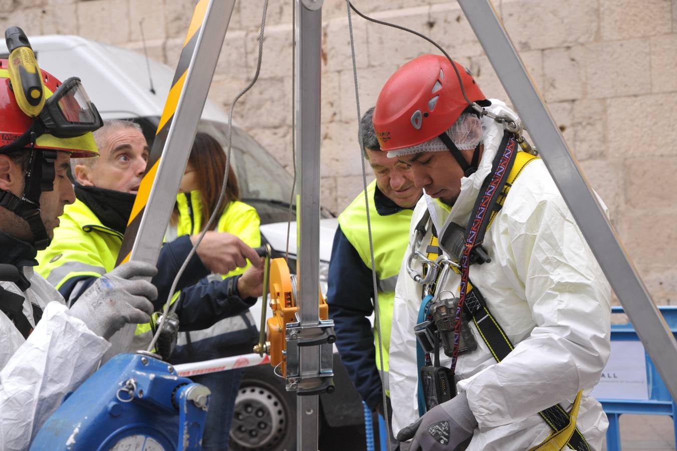 Bomberos, policías y técnicos inspeccionan el tramo del siglo XIX del ramal norte del río | El Ayuntamiento estudia abrir al público las bóvedas histórica en este trazado