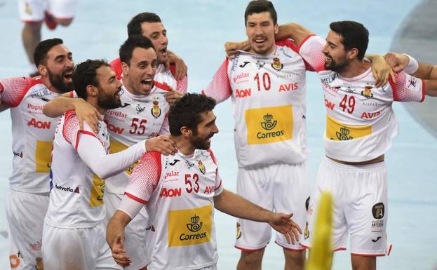 Los jugadores españoles celebran la victoria ante Francia.