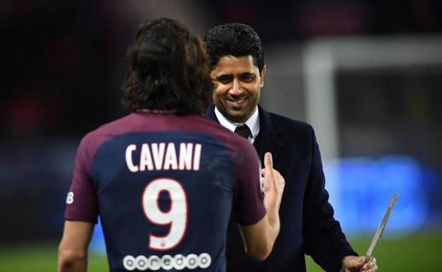 Nasser Al-Khefaili felicita a Edinson Cavani. 