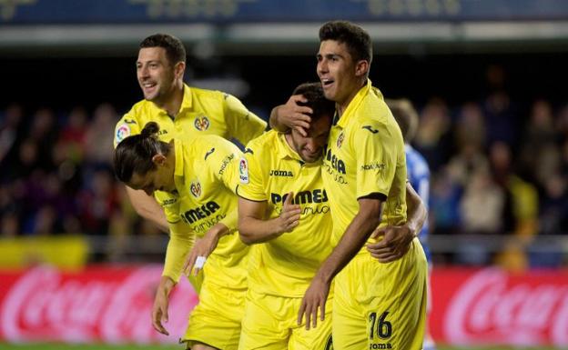 Los jugadores del Villarreal celebran uno de los goles a la Real Sociedad. 