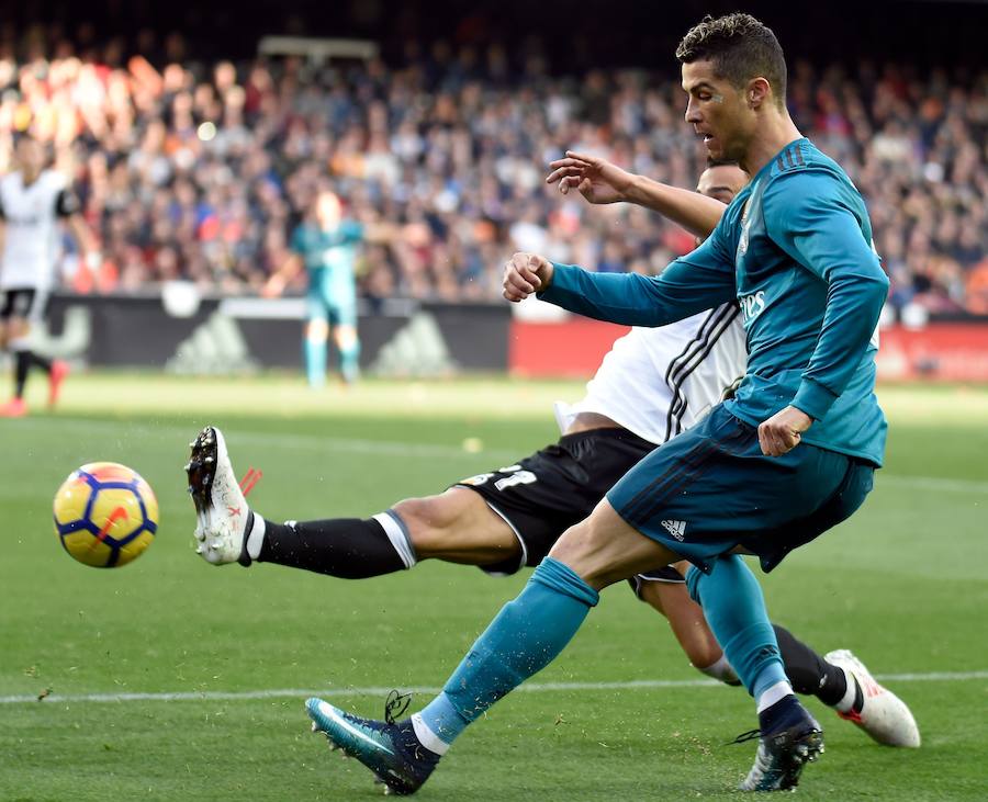 El Real Madrid venció a domicilio por 1-4 al Valencia en Mestalla en la jornada 21 del campeonato liguero. Cristiano anotó un doblete de penalti y Mina recortó distancias pero los goles de Marcelo y Kroos terminaron por dar la victoria al cuadro blanco.