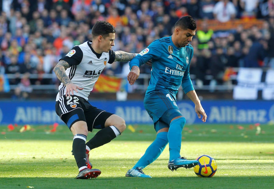 El Real Madrid venció a domicilio por 1-4 al Valencia en Mestalla en la jornada 21 del campeonato liguero. Cristiano anotó un doblete de penalti y Mina recortó distancias pero los goles de Marcelo y Kroos terminaron por dar la victoria al cuadro blanco.