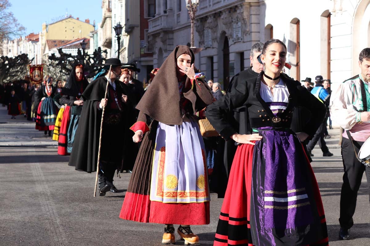 Miles de burgaleses honran a San Lesmes, patrón de la ciduad, en un soleado día en el que no faltan ni la tradición ni los roscos.